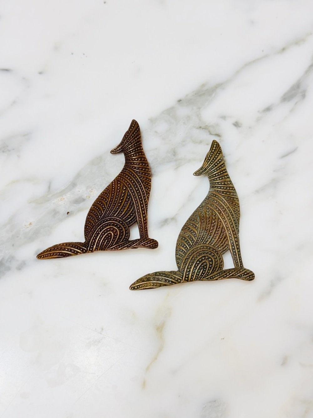 Vintage Pair of Bronze Howling Coyotes/Wolves - Picture 3 of 14